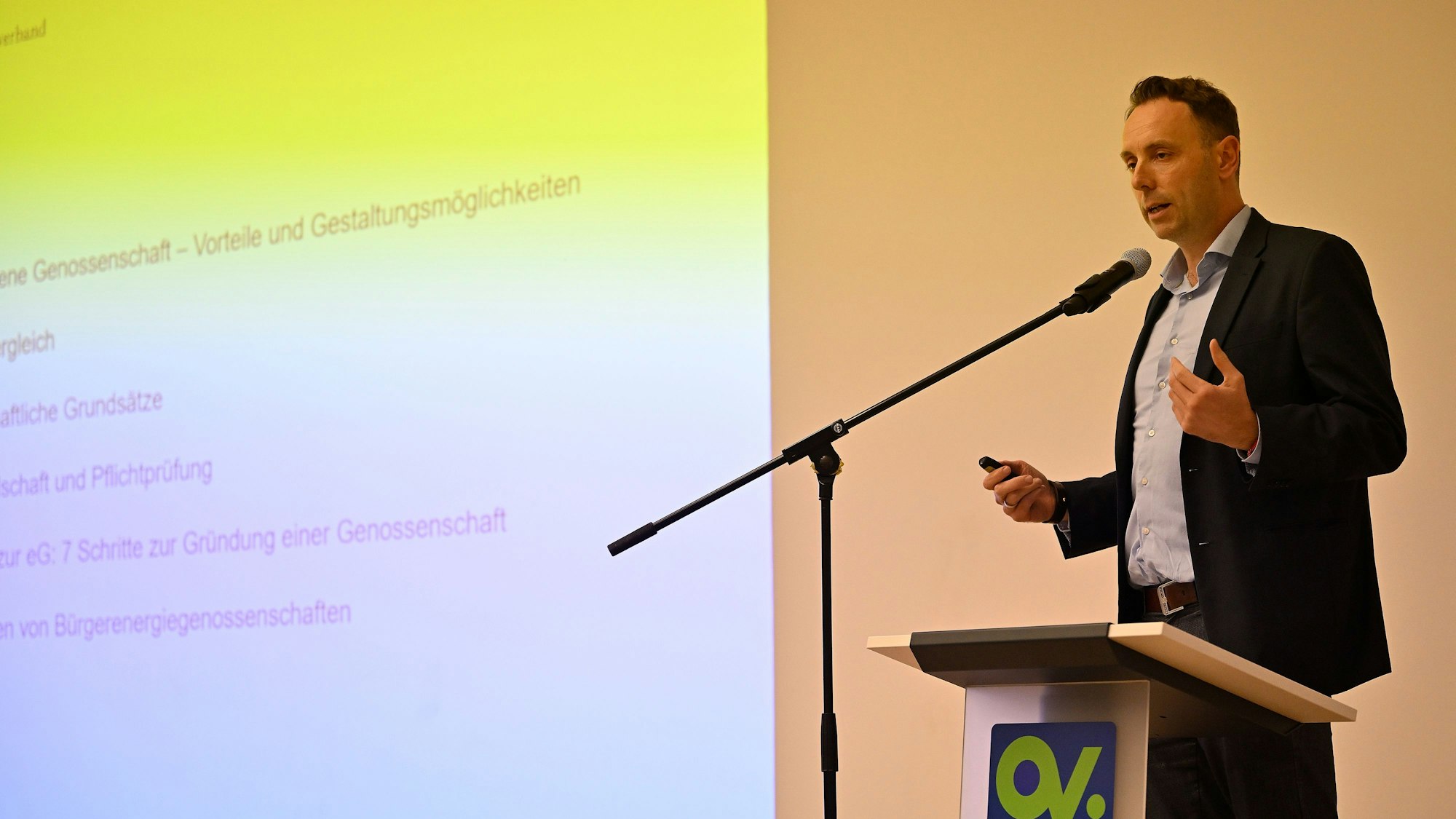 Christoph Gottwald redet auf einer Bühne.