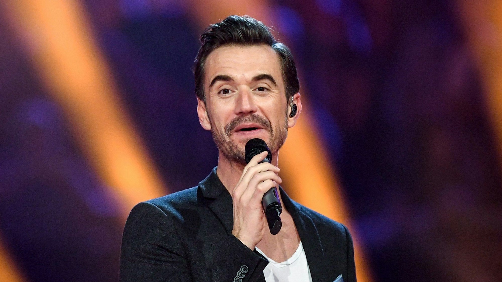 Florian Silbereisen steht mit Mikrofon auf der Bühne (Symbolbild)