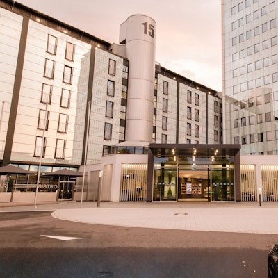 Das Park Inn an der Inneren Kanalstraße/ Ecke Weinsbergstraße.