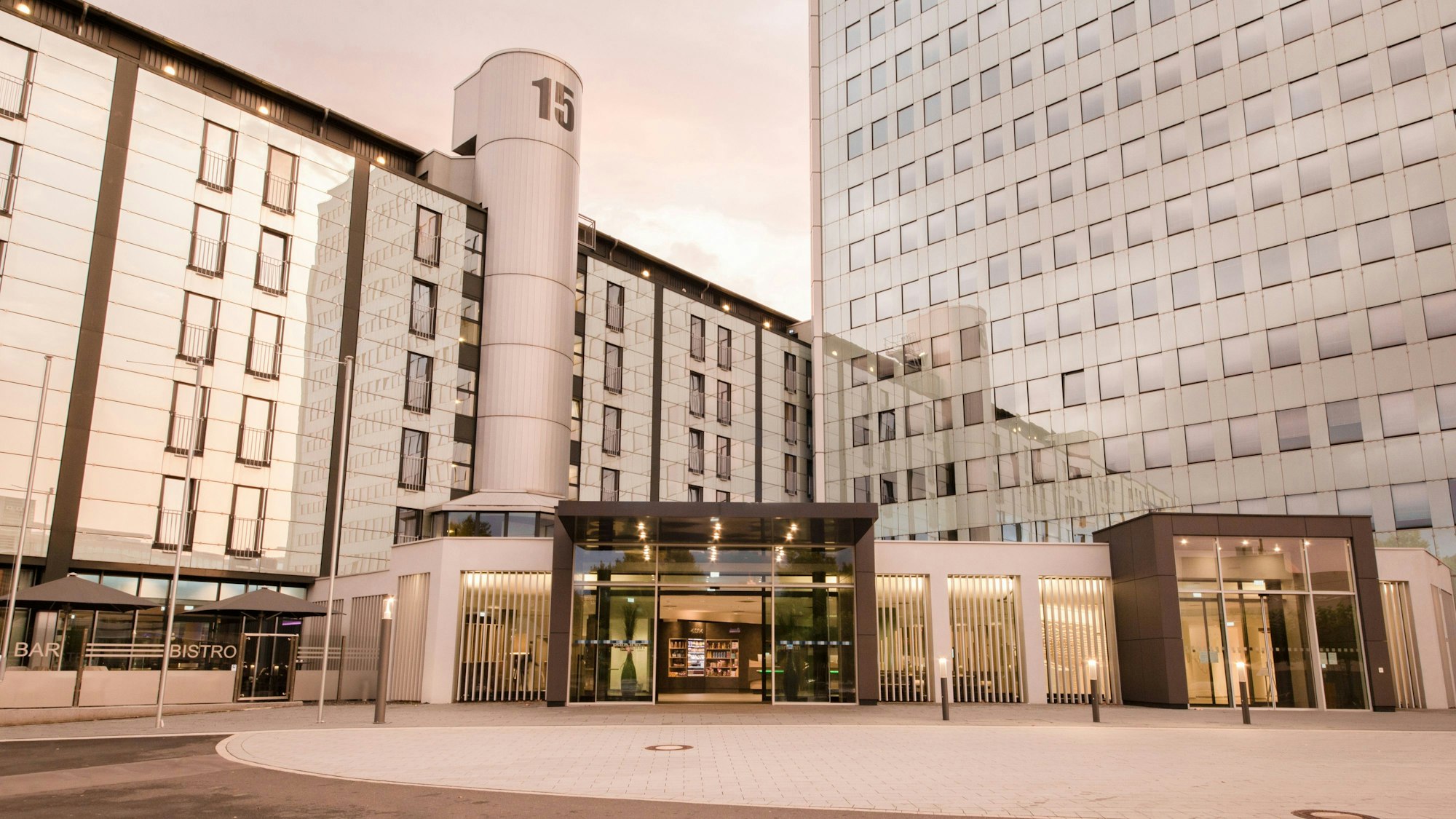 Das Park Inn an der Inneren Kanalstraße/ Ecke Weinsbergstraße.