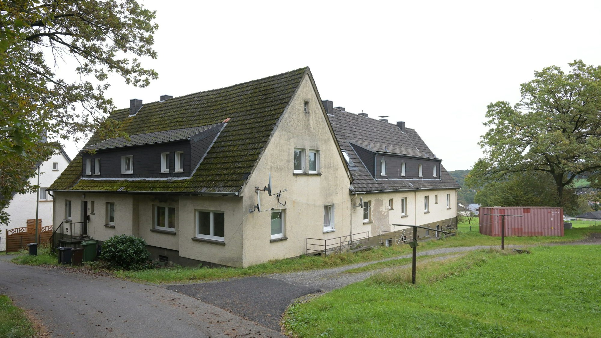 Ein größeres Gebäude umgeben von Wiesen beherbergt in Overath Flüchtlinge. Das Übergangsheim muss saniert werden.