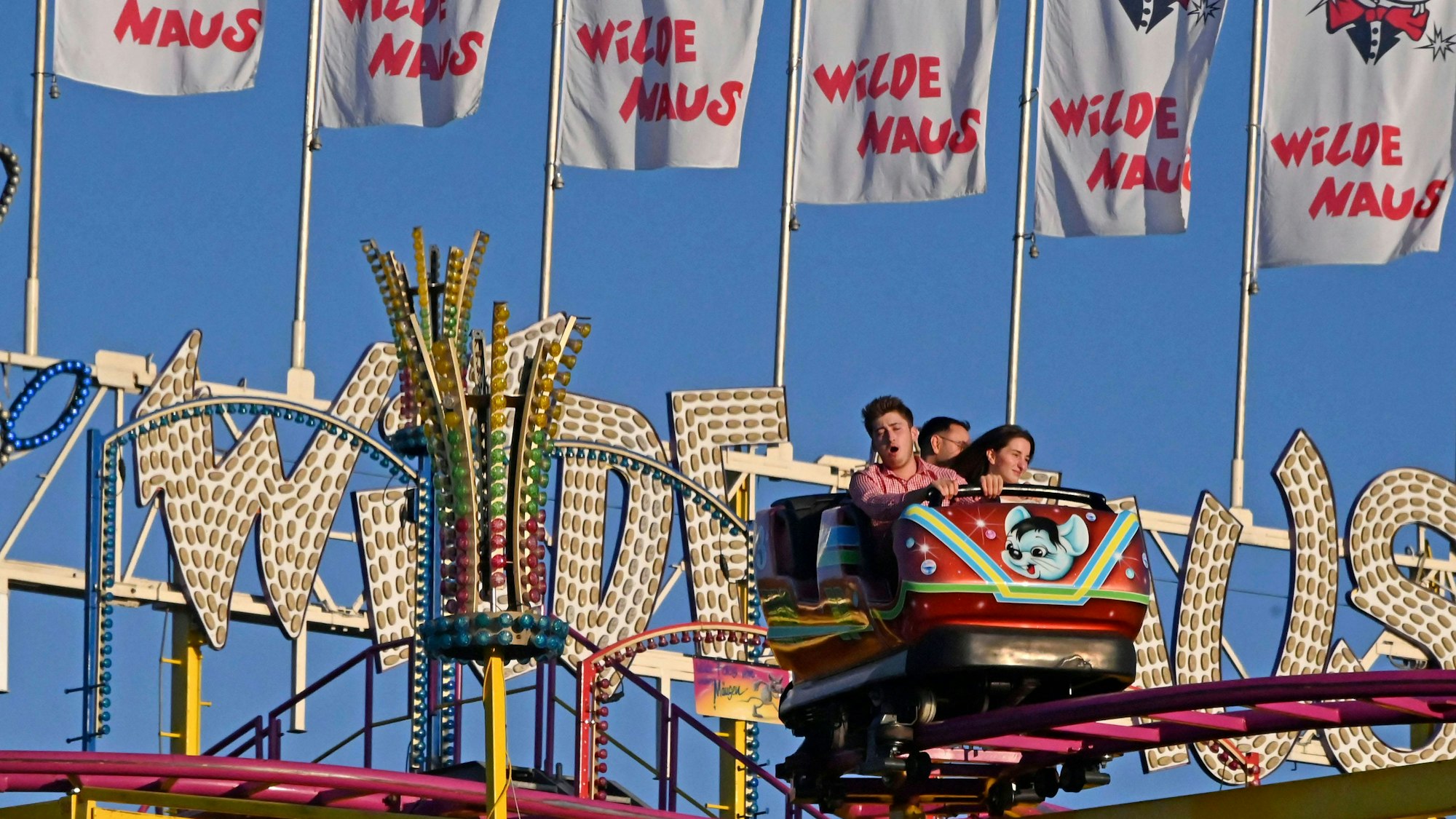Die Wilde Maus Achterbahn bei der Eröffnung vom 188. Oktoberfest 2023 auf der Theresienwiese. München