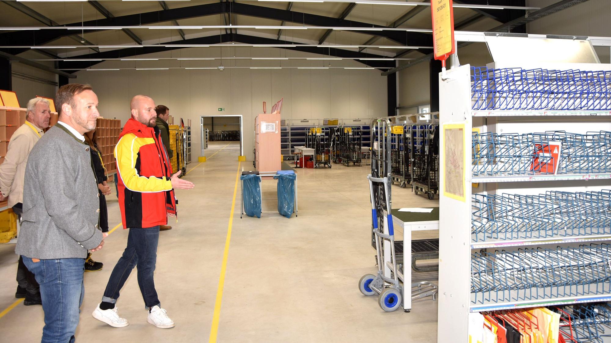 Bürgermeister Andreas Heller im Verteilzentrum.