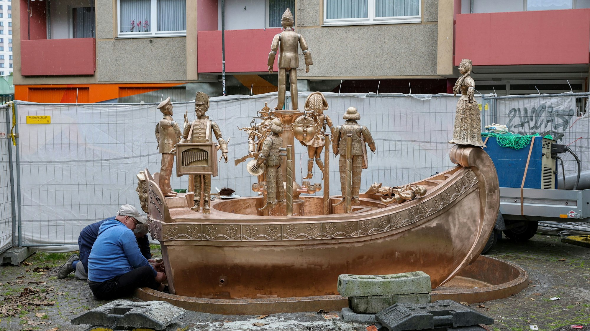 Arbeiter montieren den Brunnen auf dem Platz.