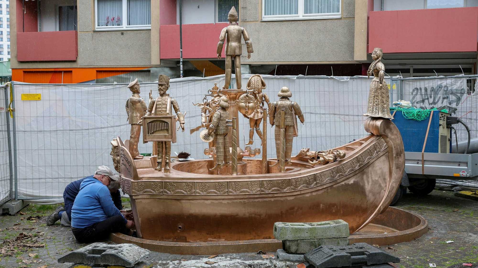 Arbeiter montieren den Brunnen auf dem Platz.