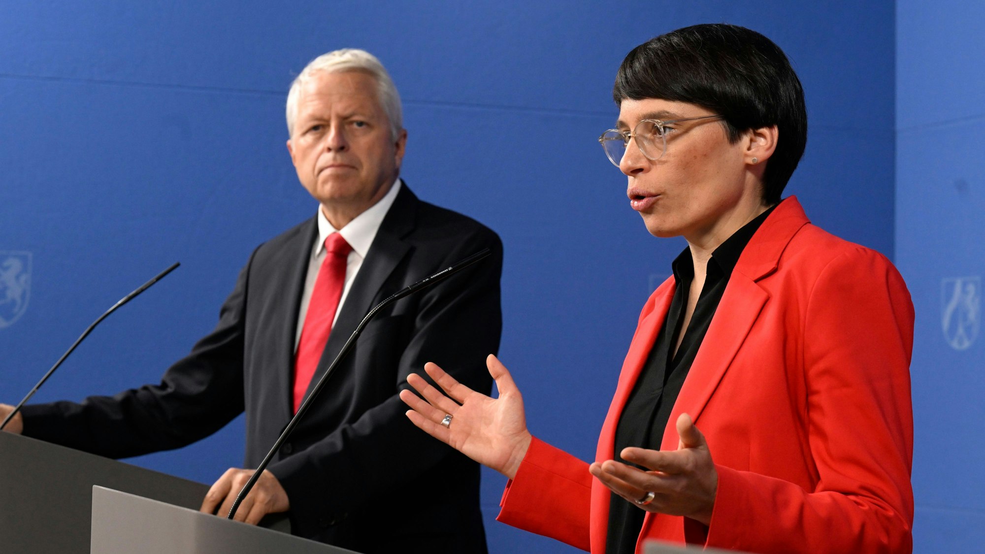 NRW-Flüchtlingsministerin Josefine Paul und ihr neuer Berater für Unterbringungsfragen Jürgen Mathies stellen in der Staatskanzlei die Ergebnisse des Kabinetts zum aktuellen Stand der Flüchtlingspolitik vor.