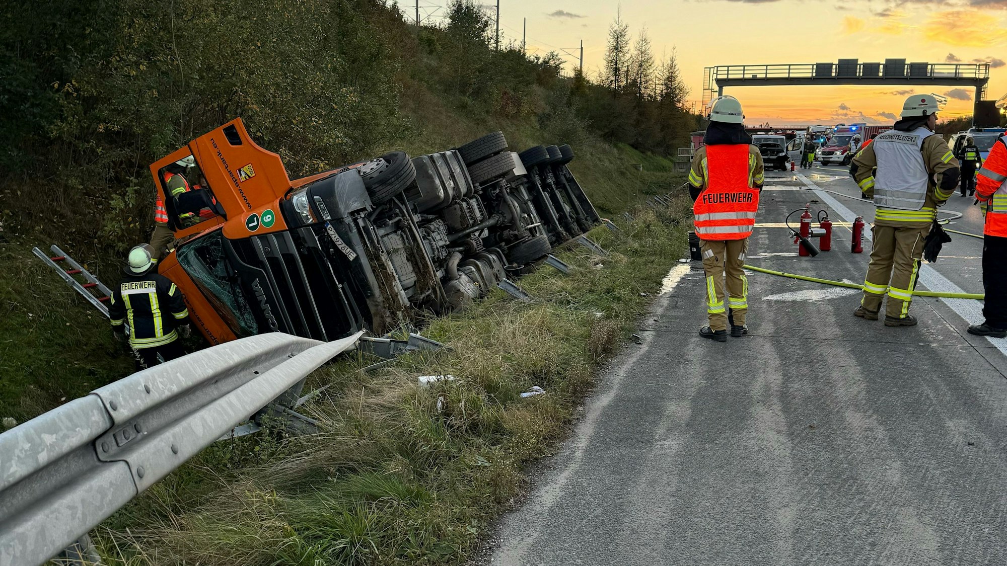 Das Bild zeigt einen im Graben liegenden Silo-Lkw.