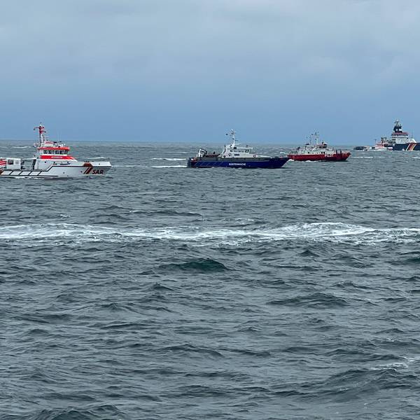 HANDOUT - 24.10.2023, Nordsee: RECROP - Suche nach den vermissten Seeleuten des Frachters "Verity", der am 24.10.23 nach einer Kollision zweier Frachter in der Nordsee gesunken ist. Vor Ort sind zahlreiche Seenotrettungskreuzer der Deutschen Gesellschaft zur Rettung Schiffbrüchiger (DGzRS) sowie Behördenschiffe. Der Unfall der beiden Frachter ereignete sich am Dienstagmorgen nach Angaben des Havariekommandos rund 22 Kilometer südwestlich der Hochseeinsel Helgoland und 31 Kilometer nordöstlich der ostfriesischen Insel Langeoog. Foto: Die Seenotretter · DGzRS/dpa - ACHTUNG: Nur zur redaktionellen Verwendung im Zusammenhang mit der aktuellen Berichterstattung und nur mit vollständiger Nennung des vorstehenden Credits +++ dpa-Bildfunk +++