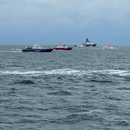HANDOUT - 24.10.2023, Nordsee: RECROP - Suche nach den vermissten Seeleuten des Frachters "Verity", der am 24.10.23 nach einer Kollision zweier Frachter in der Nordsee gesunken ist. Vor Ort sind zahlreiche Seenotrettungskreuzer der Deutschen Gesellschaft zur Rettung Schiffbrüchiger (DGzRS) sowie Behördenschiffe.  Der Unfall der beiden Frachter ereignete sich am Dienstagmorgen nach Angaben des Havariekommandos rund 22 Kilometer südwestlich der Hochseeinsel Helgoland und 31 Kilometer nordöstlich der ostfriesischen Insel Langeoog. Foto: Die Seenotretter · DGzRS/dpa - ACHTUNG: Nur zur redaktionellen Verwendung im Zusammenhang mit der aktuellen Berichterstattung und nur mit vollständiger Nennung des vorstehenden Credits +++ dpa-Bildfunk +++