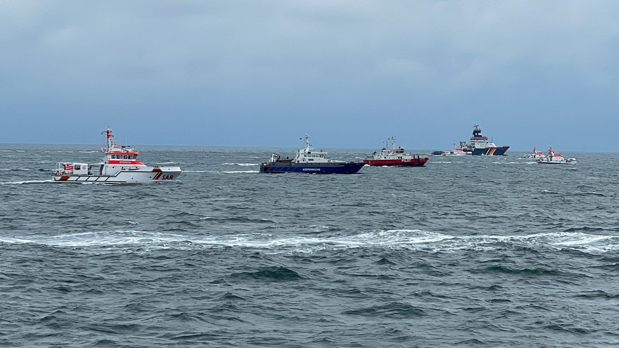 HANDOUT - 24.10.2023, Nordsee: RECROP - Suche nach den vermissten Seeleuten des Frachters "Verity", der am 24.10.23 nach einer Kollision zweier Frachter in der Nordsee gesunken ist. Vor Ort sind zahlreiche Seenotrettungskreuzer der Deutschen Gesellschaft zur Rettung Schiffbrüchiger (DGzRS) sowie Behördenschiffe. Der Unfall der beiden Frachter ereignete sich am Dienstagmorgen nach Angaben des Havariekommandos rund 22 Kilometer südwestlich der Hochseeinsel Helgoland und 31 Kilometer nordöstlich der ostfriesischen Insel Langeoog. Foto: Die Seenotretter · DGzRS/dpa - ACHTUNG: Nur zur redaktionellen Verwendung im Zusammenhang mit der aktuellen Berichterstattung und nur mit vollständiger Nennung des vorstehenden Credits +++ dpa-Bildfunk +++