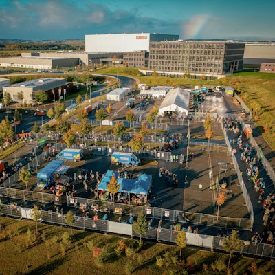 Lange Schlangen auf dem Haribo-Werksgelände bei der Kastanienaktion in Grafschaft.