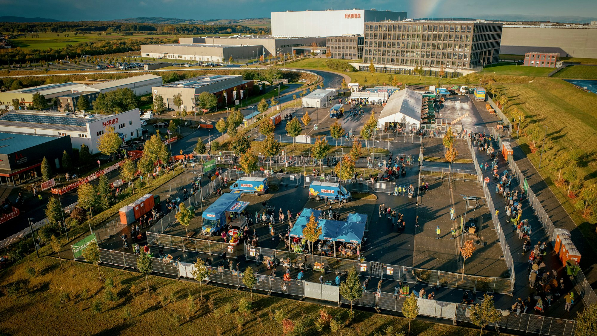 Lange Schlangen auf dem Haribo-Werksgelände bei der Kastanienaktion in Grafschaft.