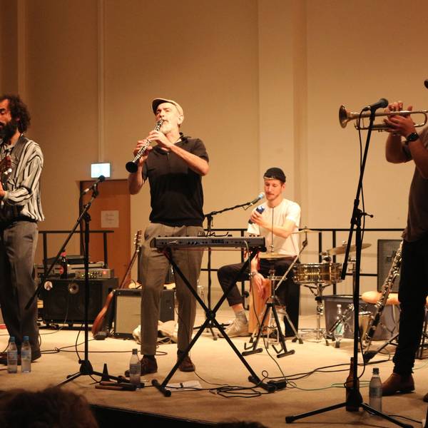Die Kölner Band Chanson Trottoir auf der Bühne: vier Musiker mit ihren Instrumenten.