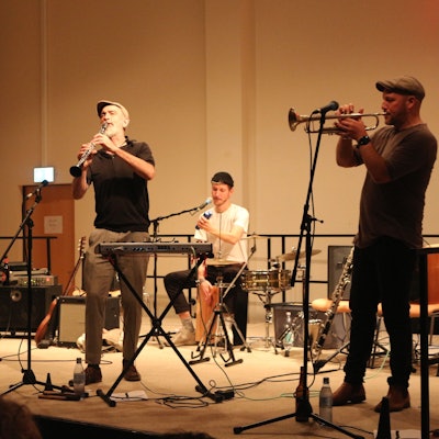 Die Kölner Band Chanson Trottoir auf der Bühne: vier Musiker mit ihren Instrumenten.