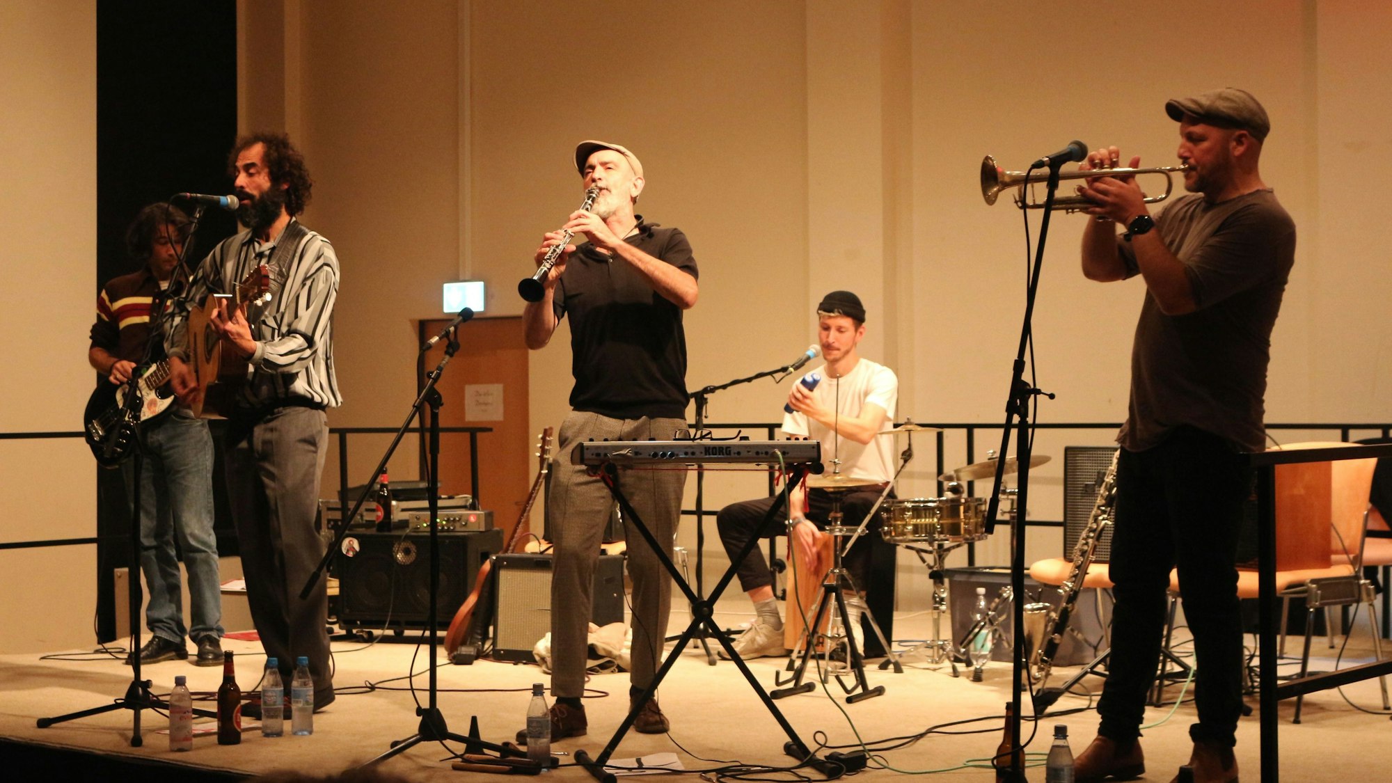Die Kölner Band Chanson Trottoir auf der Bühne: vier Musiker mit ihren Instrumenten.