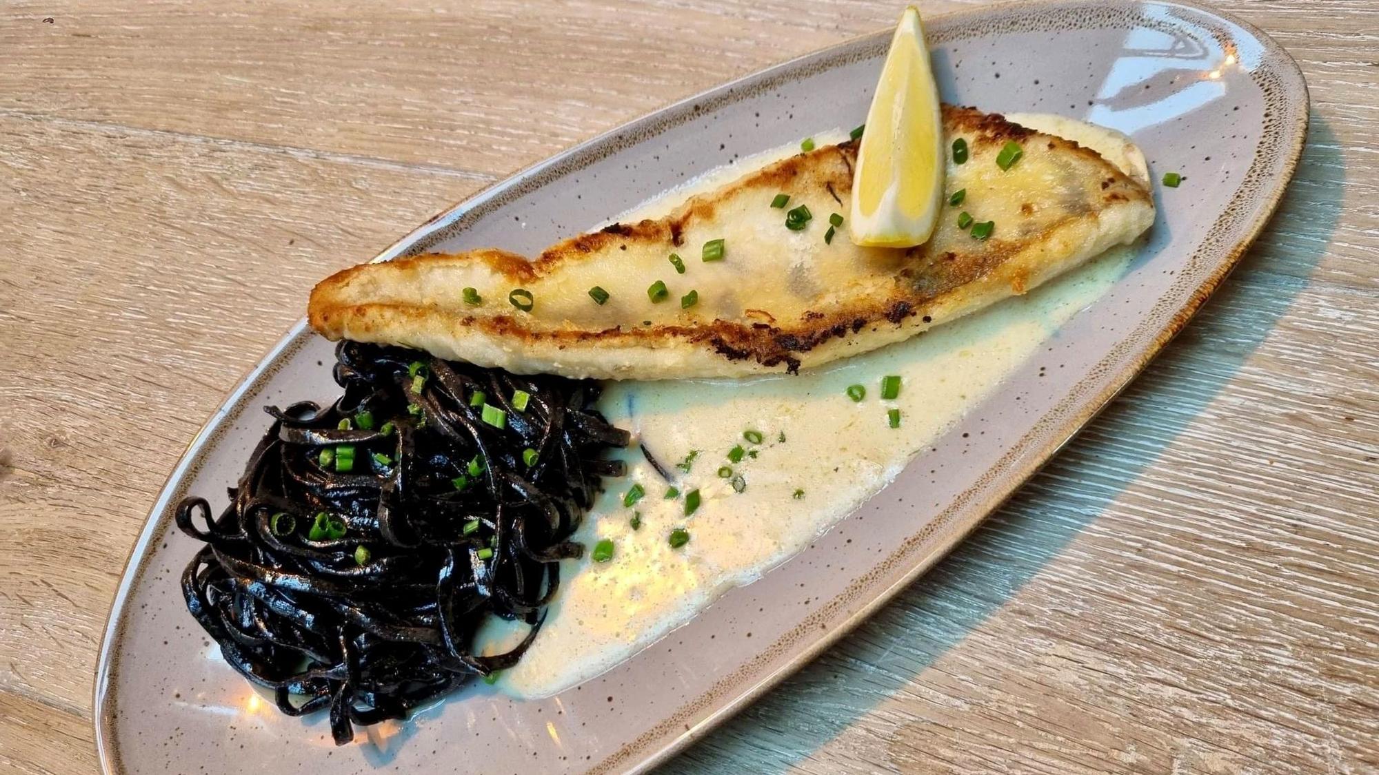 Ein Gericht auf dem Teller mit Fisch