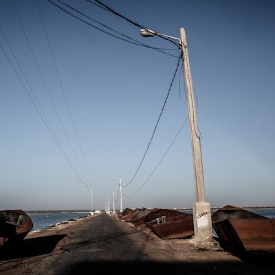 Reste eines Metallbootes, in dem Migranten von Tunesien nach Italien gebracht werden.