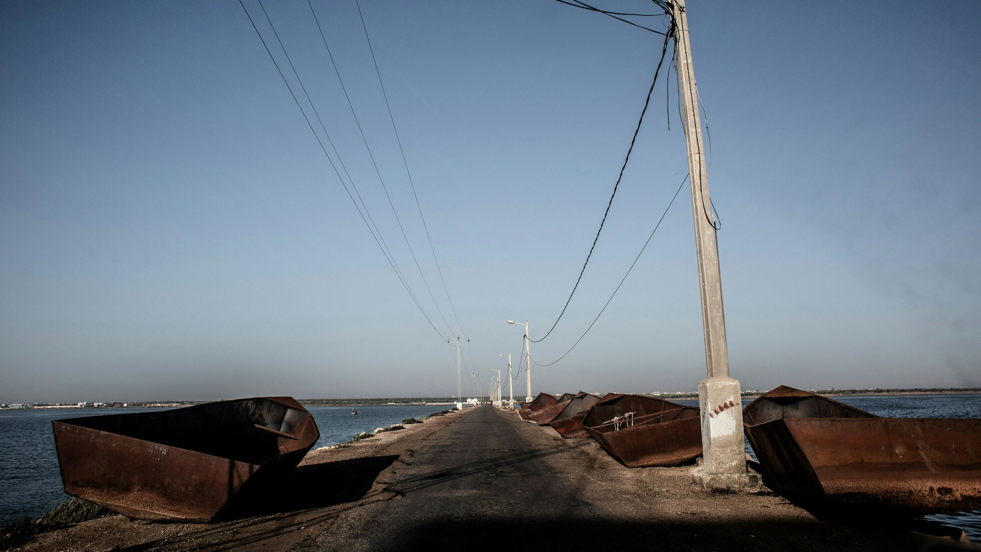 Reste eines Metallbootes, in dem Migranten von Tunesien nach Italien gebracht werden.