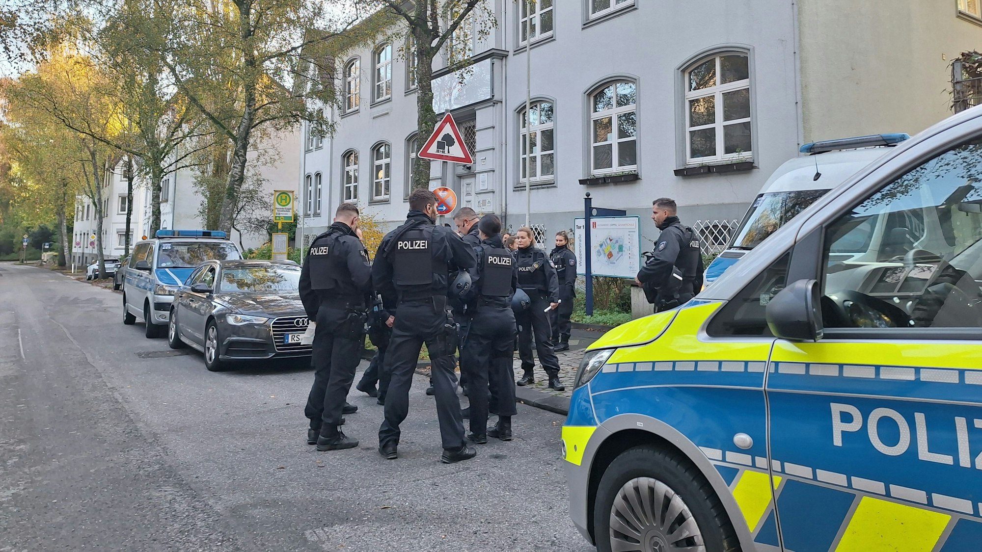 Polizeibeamte sichern eine Schule. Nach Bombendrohungen gegen mehrere Schulen in Nordrhein-Westfalen prüfen die Polizeibehörden einen möglichen Zusammenhang.