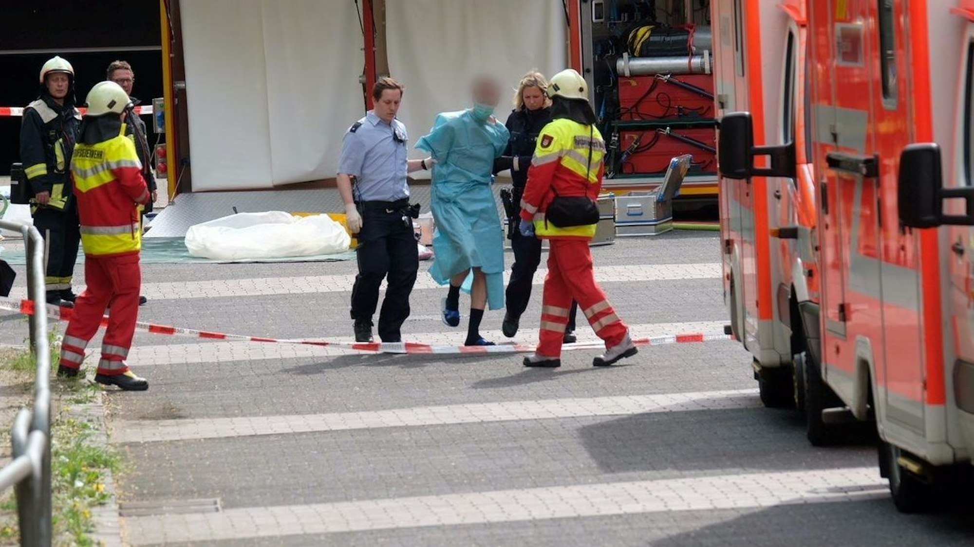 Der „Pulverteufel“ mit Beamten von Polizei und Feuerwehr beim Gifteinsatz im April 2018 am Kölner Justizgebäude.