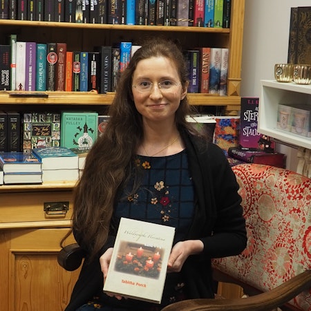 Eine Frau präsentiert ein Buch.