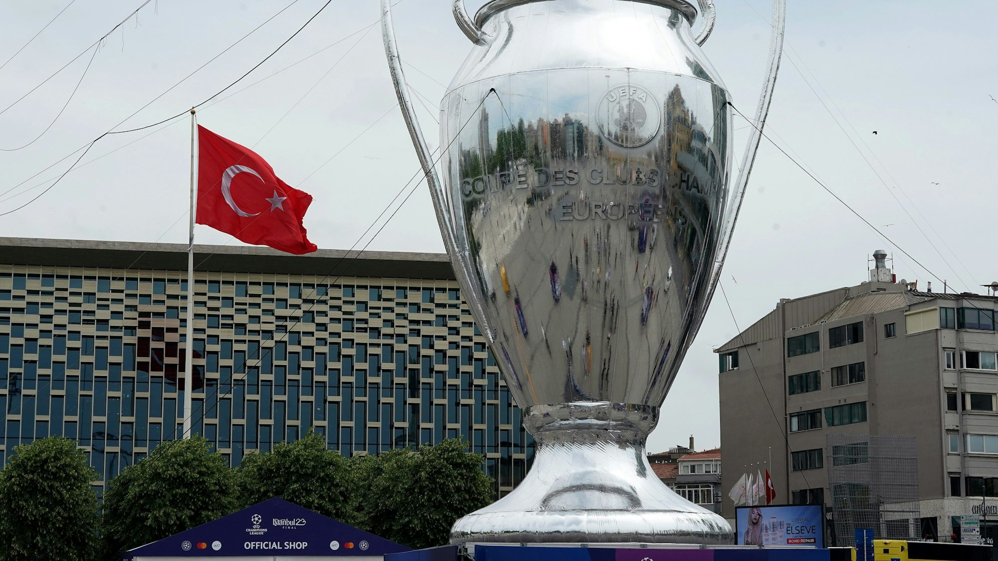 Kurz vor dem Champions-League-Spiel zwischen Bayern München und Galatasaray Istanbul gerieten zahlreiche Fans gewaltsam aneinander.