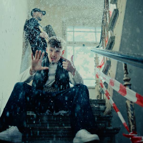 Im Musikvideo zu „2003“ sitzt Liaze auf einer Treppe, deren Geländer mit Flatterband abgesperrt ist. Im Hintergrund steht Equal mit einer Garmoschka. Es schneit im Treppenhaus.
