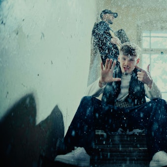 Im Musikvideo zu „2003“ sitzt Liaze auf einer Treppe, deren Geländer mit Flatterband abgesperrt ist. Im Hintergrund steht Equal mit einer Garmoschka. Es schneit im Treppenhaus.