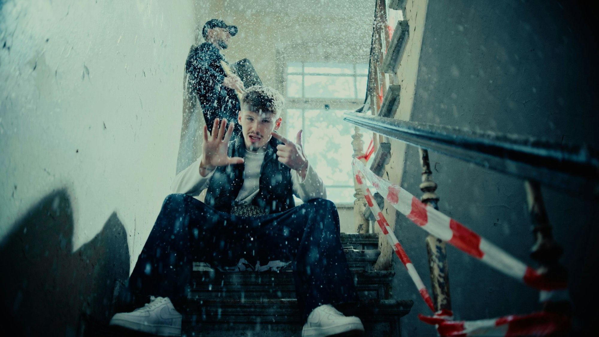 Im Musikvideo zu „2003“ sitzt Liaze auf einer Treppe, deren Geländer mit Flatterband abgesperrt ist. Im Hintergrund steht Equal mit einer Garmoschka. Es schneit im Treppenhaus.