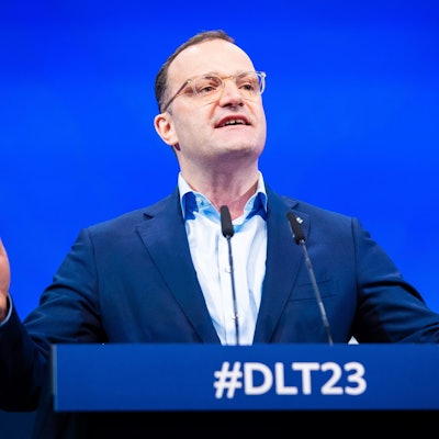 21.10.2023, Niedersachsen, Braunschweig: Jens Spahn (CDU), Bundestagsabgeordneter, spricht auf dem 75. Deutschlandtag der Jungen Union. Foto: Moritz Frankenberg/dpa +++ dpa-Bildfunk +++