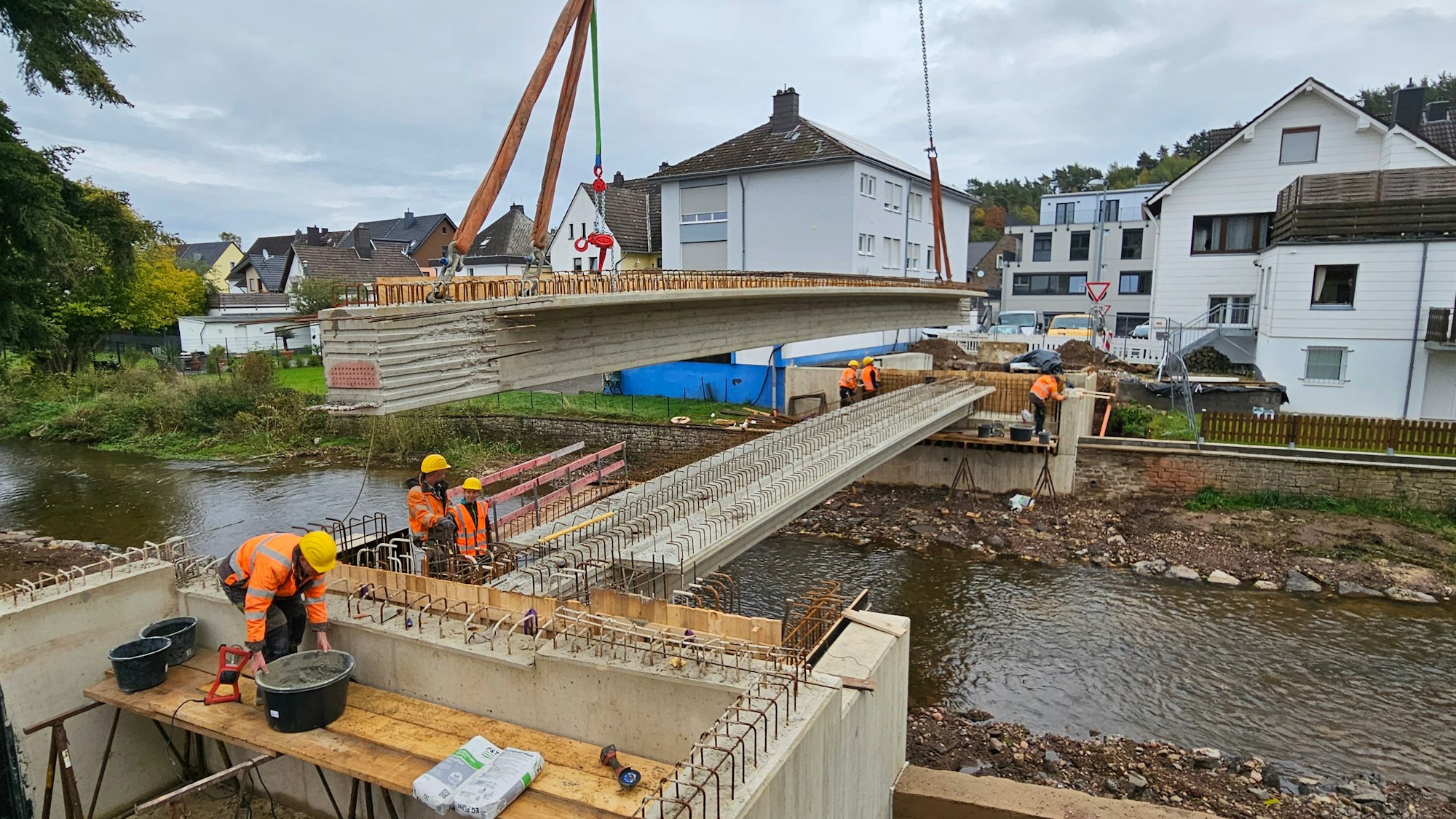 Ein Fertigbetonbauteil hängt noch am Kran, das andere wurde schon eingesetzt.