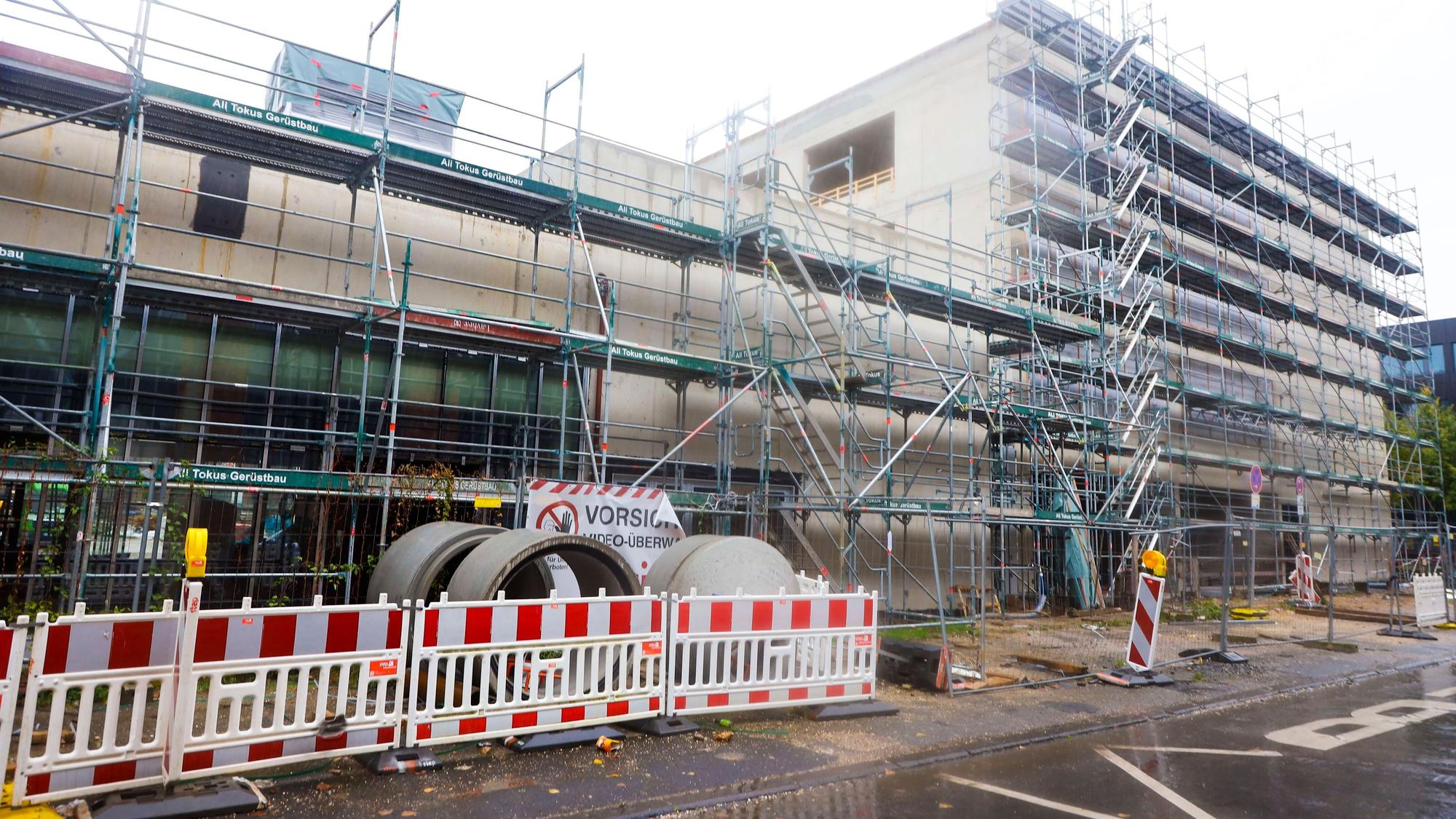 So sieht die Baustelle jetzt aus – schon im Sommer 2024 sollen Schülerinnen und Schüler der Grundschule und der Stufe 5 den neuen Schulstandort beleben.