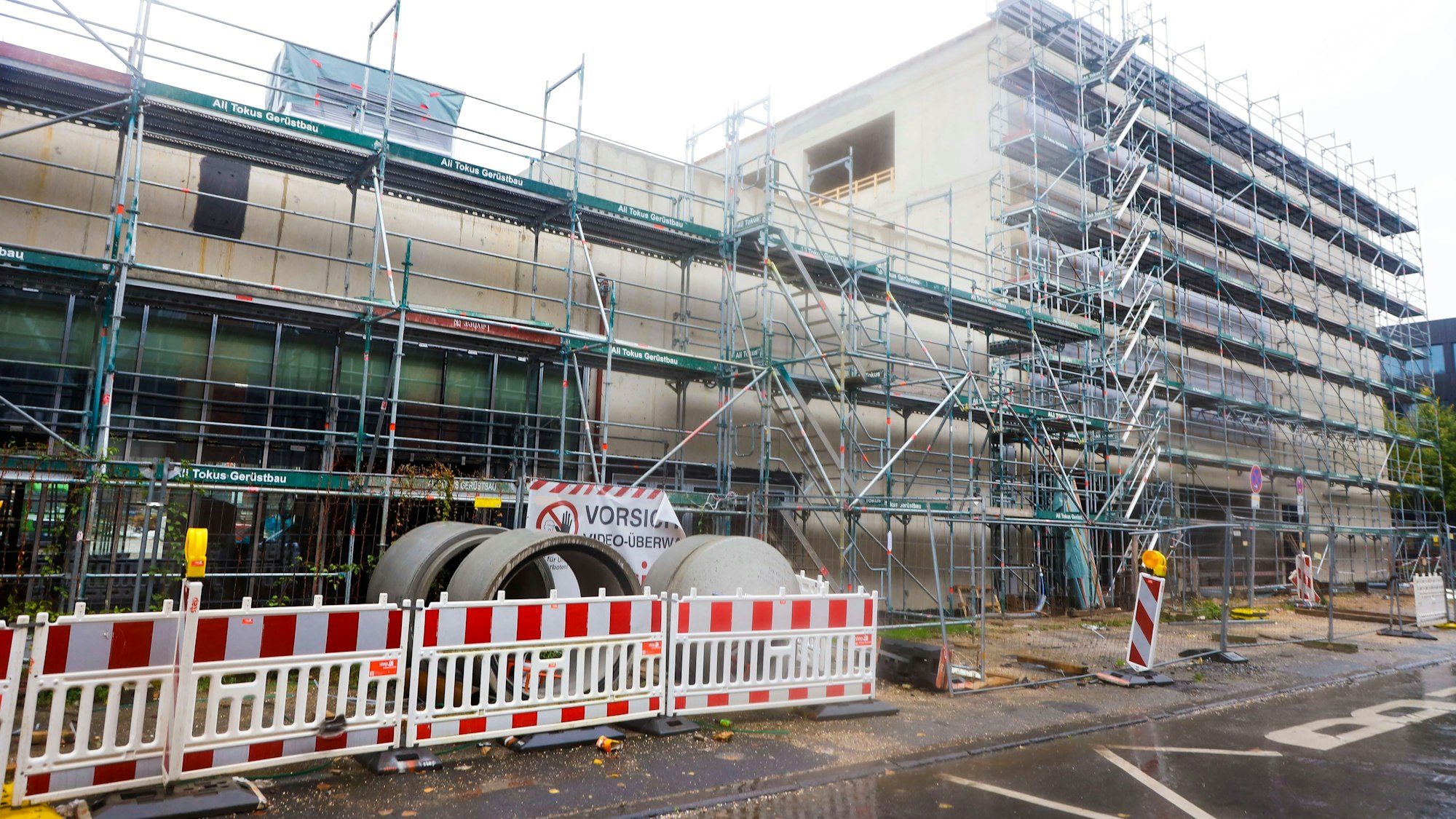 So sieht die Baustelle jetzt aus – schon im Sommer 2024 sollen Schülerinnen und Schüler der Grundschule und der Stufe 5 den neuen Schulstandort beleben.