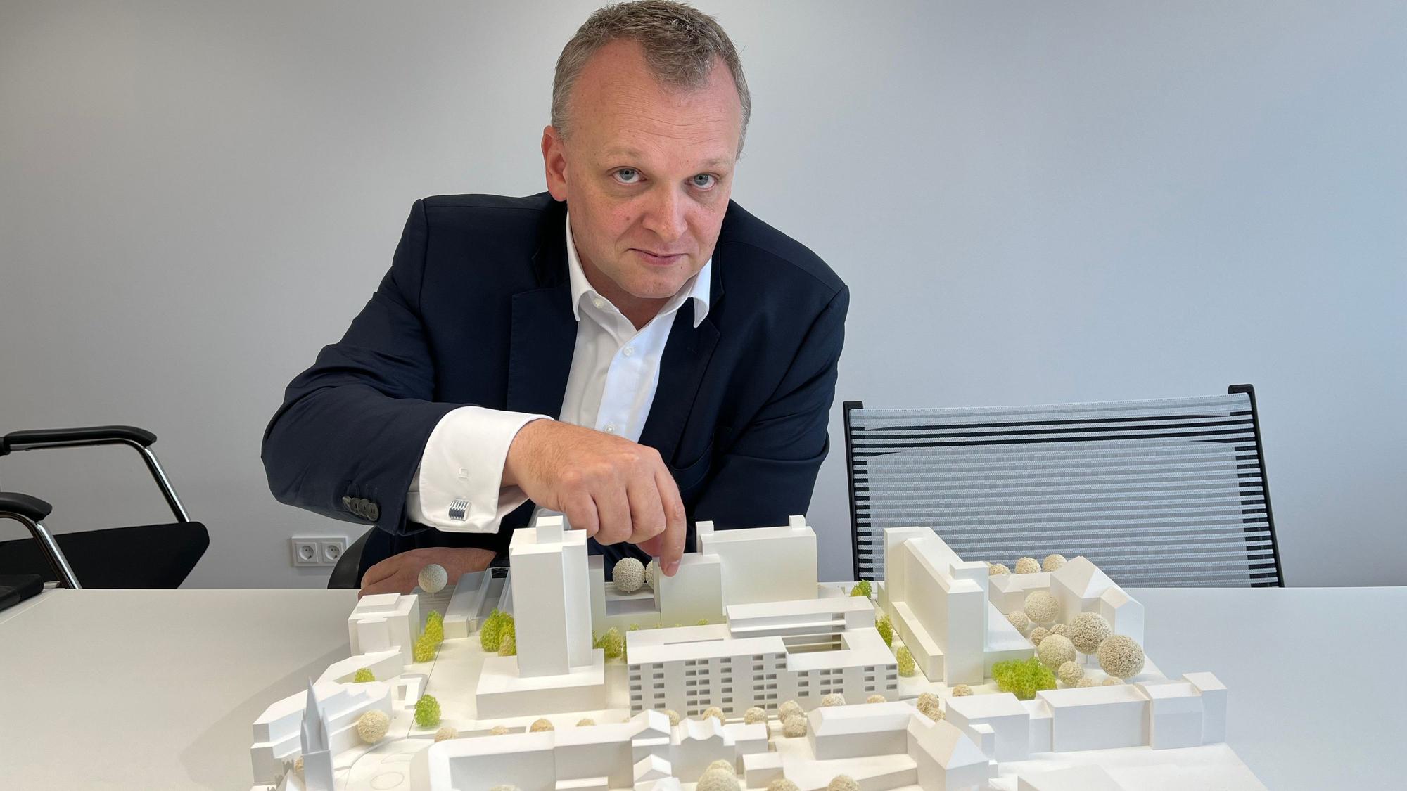 SWM-Chef Björn Krischick mit dem vorläufigen Modell der City C
