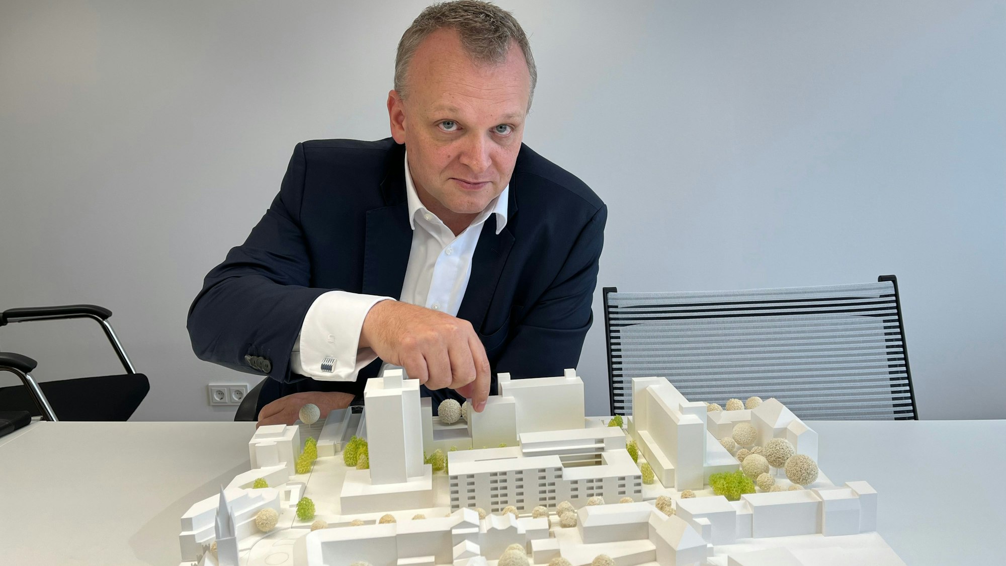 SWM-Chef Björn Krischick mit dem vorläufigen Modell der City C