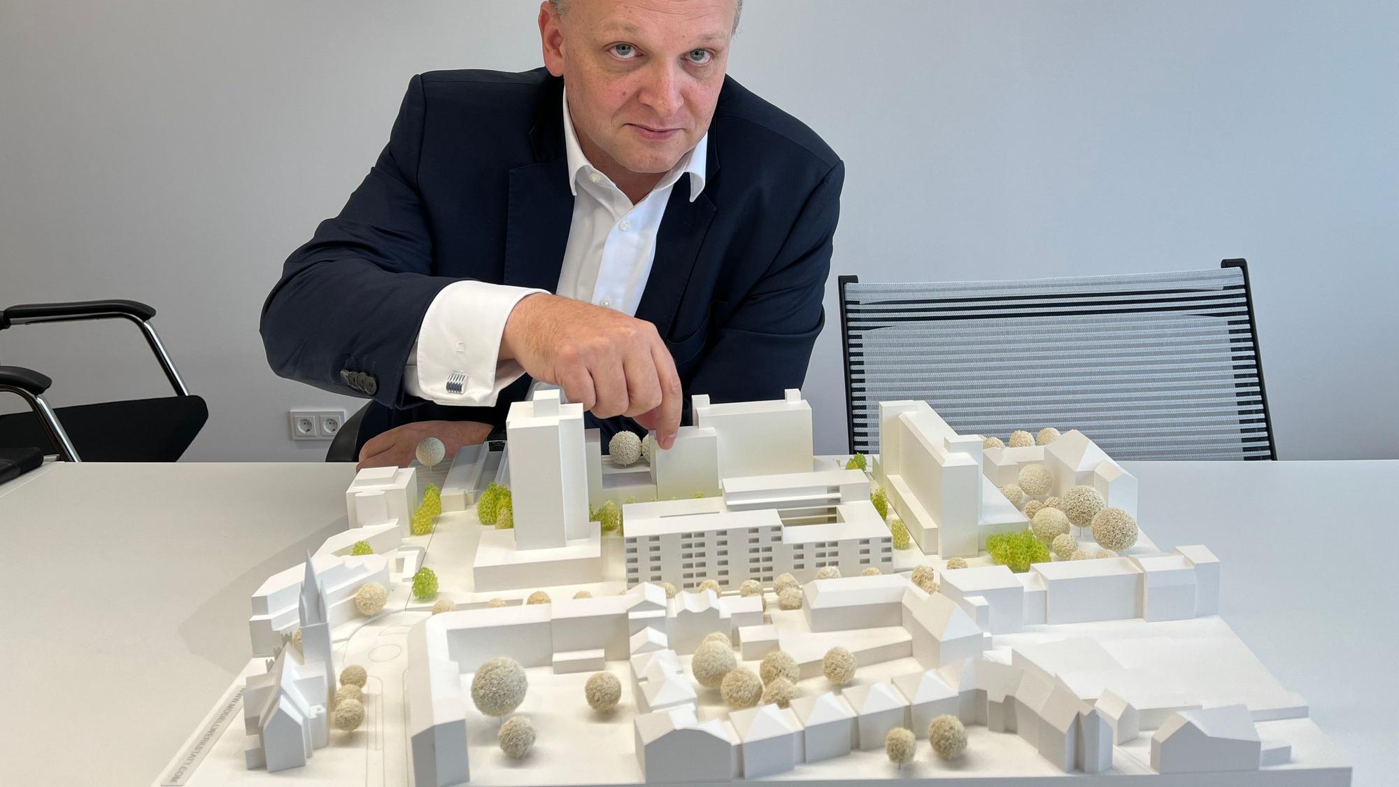 SWM-Chef Björn Krischick mit dem vorläufigen Modell der City C.