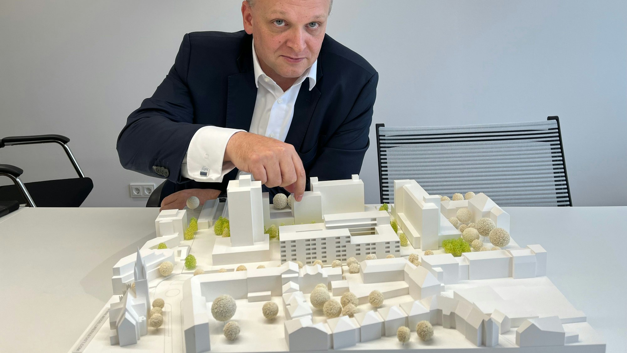 SWM-Chef Björn Krischick mit dem vorläufigen Modell der City C.