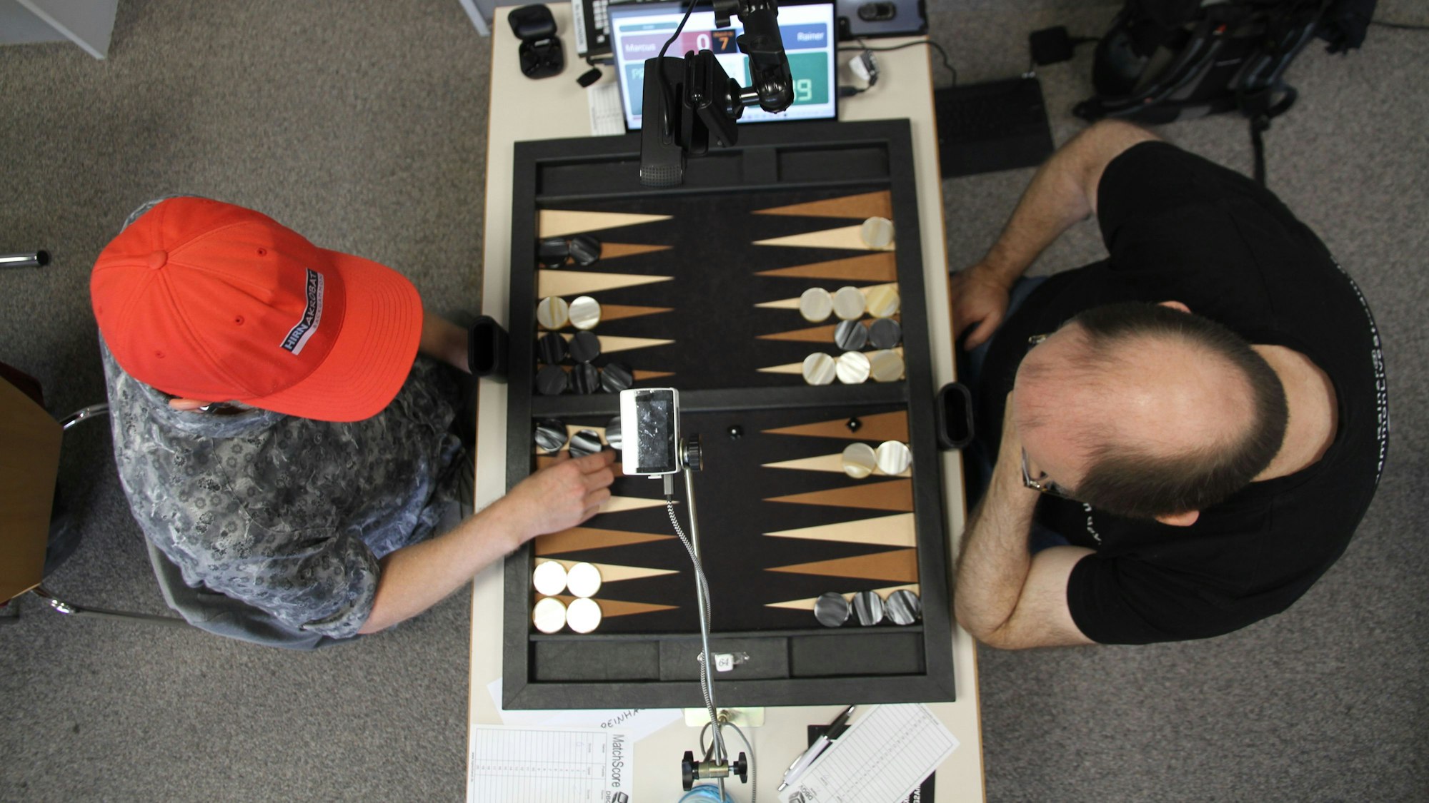 Blick auf zwei Backgammonspieler und das Spielbrett