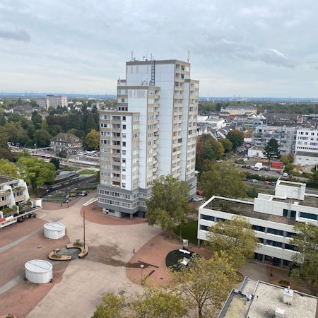 Zu sehen ist eine Luftaufnahme des Brühler Stadtgebietes mit dem Balthasar-Neumann-Platz im Vordergrund.