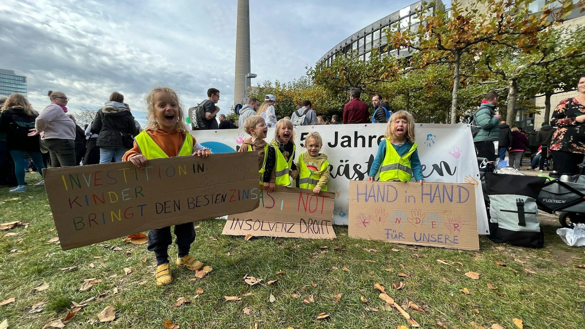 Kinder der Kita Hüppekästchen demonstieren vor dem Düsseldorfer Landtag