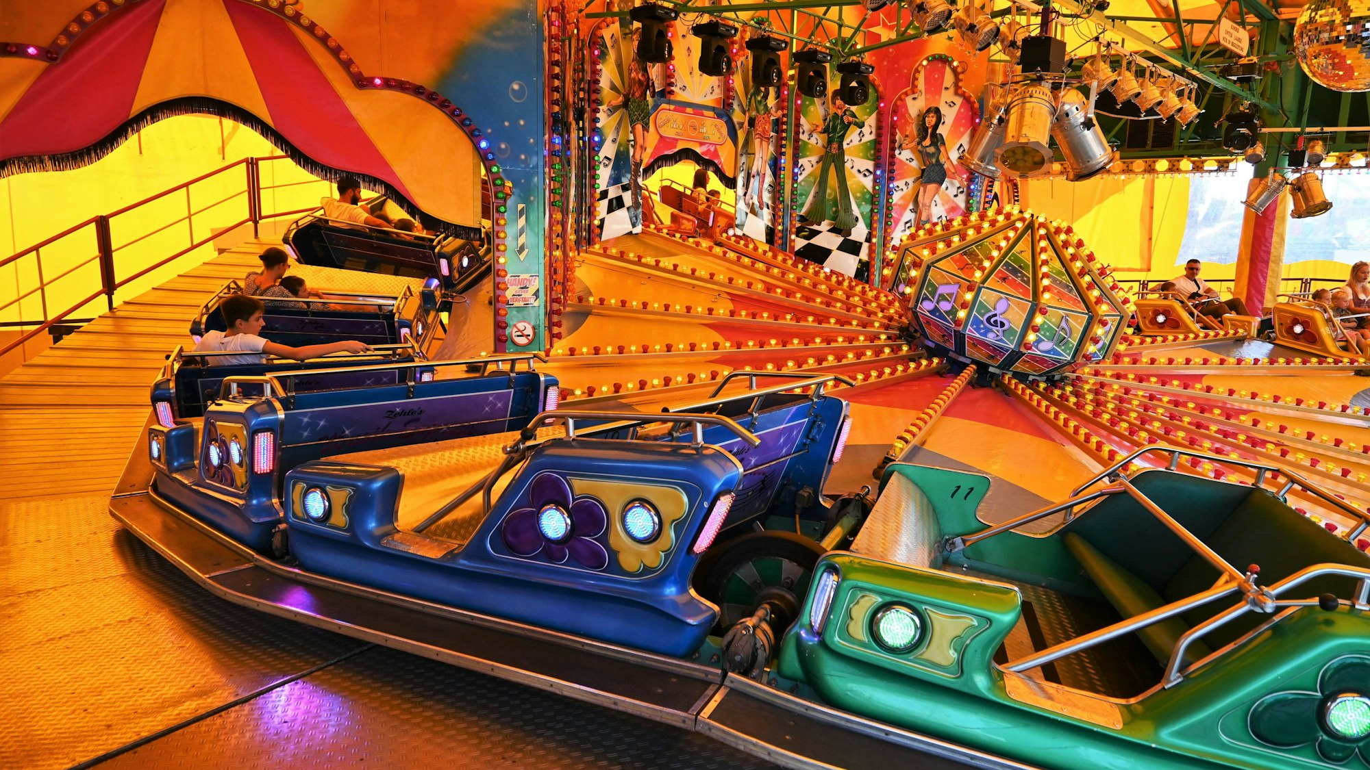 Berg- und Talbahn Fahrgeschäft Musik-Express von Schausteller Zehle