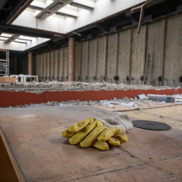 Ein Paar Handschuhe liegt auf der Baustelle des Römisch-Germanischen Museums.
