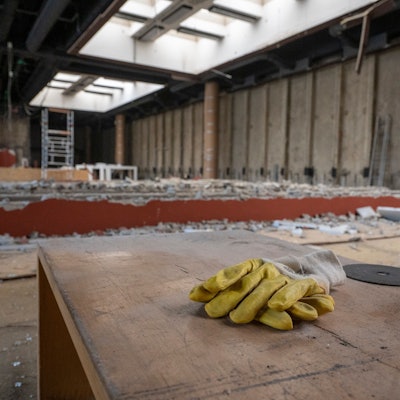 Ein Paar Handschuhe liegt auf der Baustelle des Römisch-Germanischen Museums.