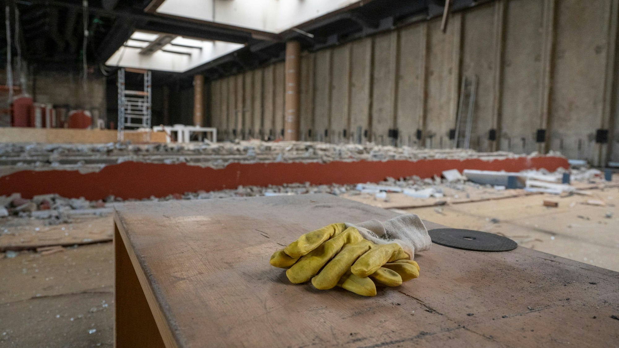 Ein Paar Handschuhe liegt auf der Baustelle des Römisch-Germanischen Museums.