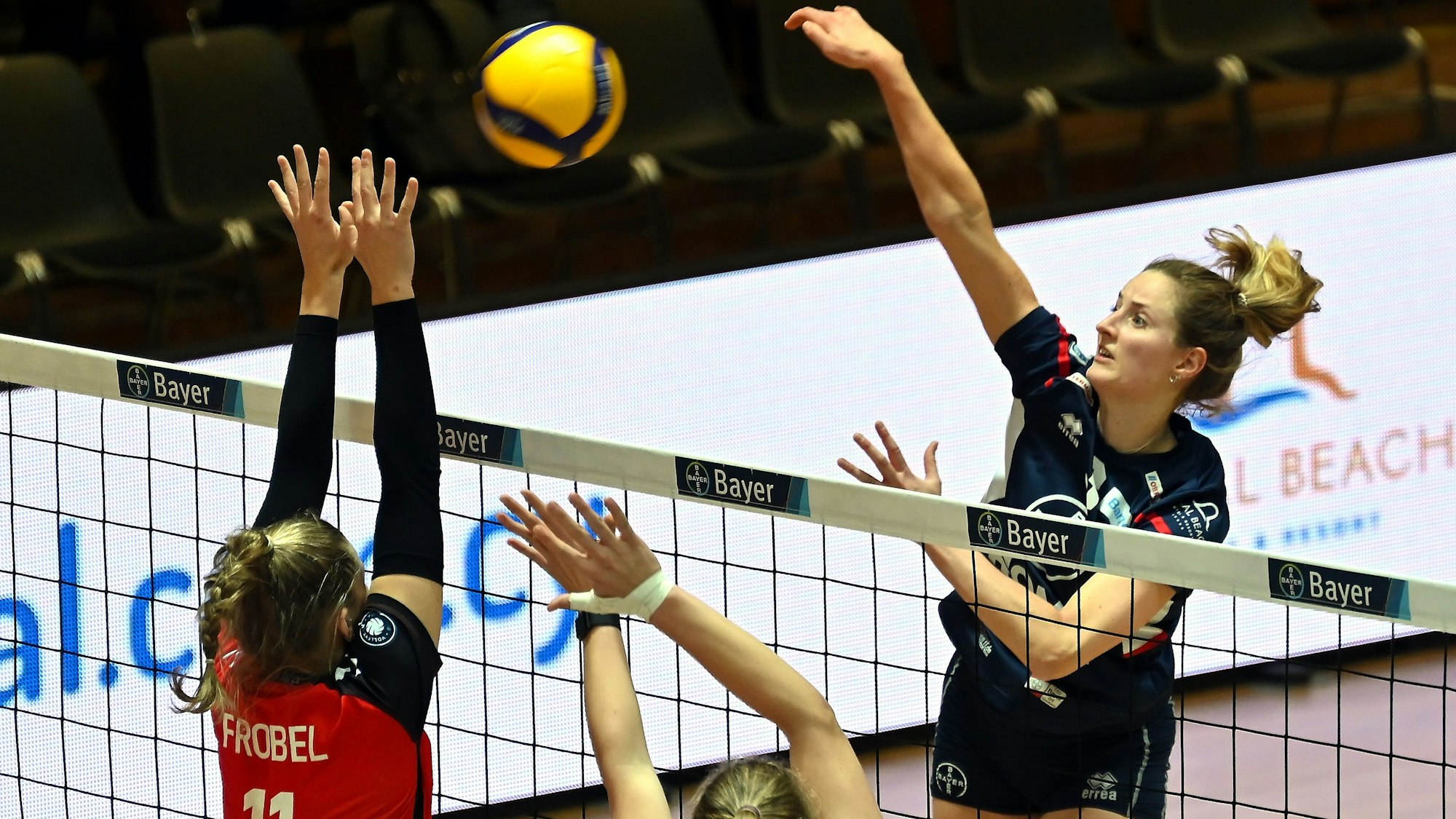 21.10.2023, Volleyball-Bayer Volleys - Hamburg
rechts: Sarah Overländer (Bayer)
Foto: Uli Herhaus