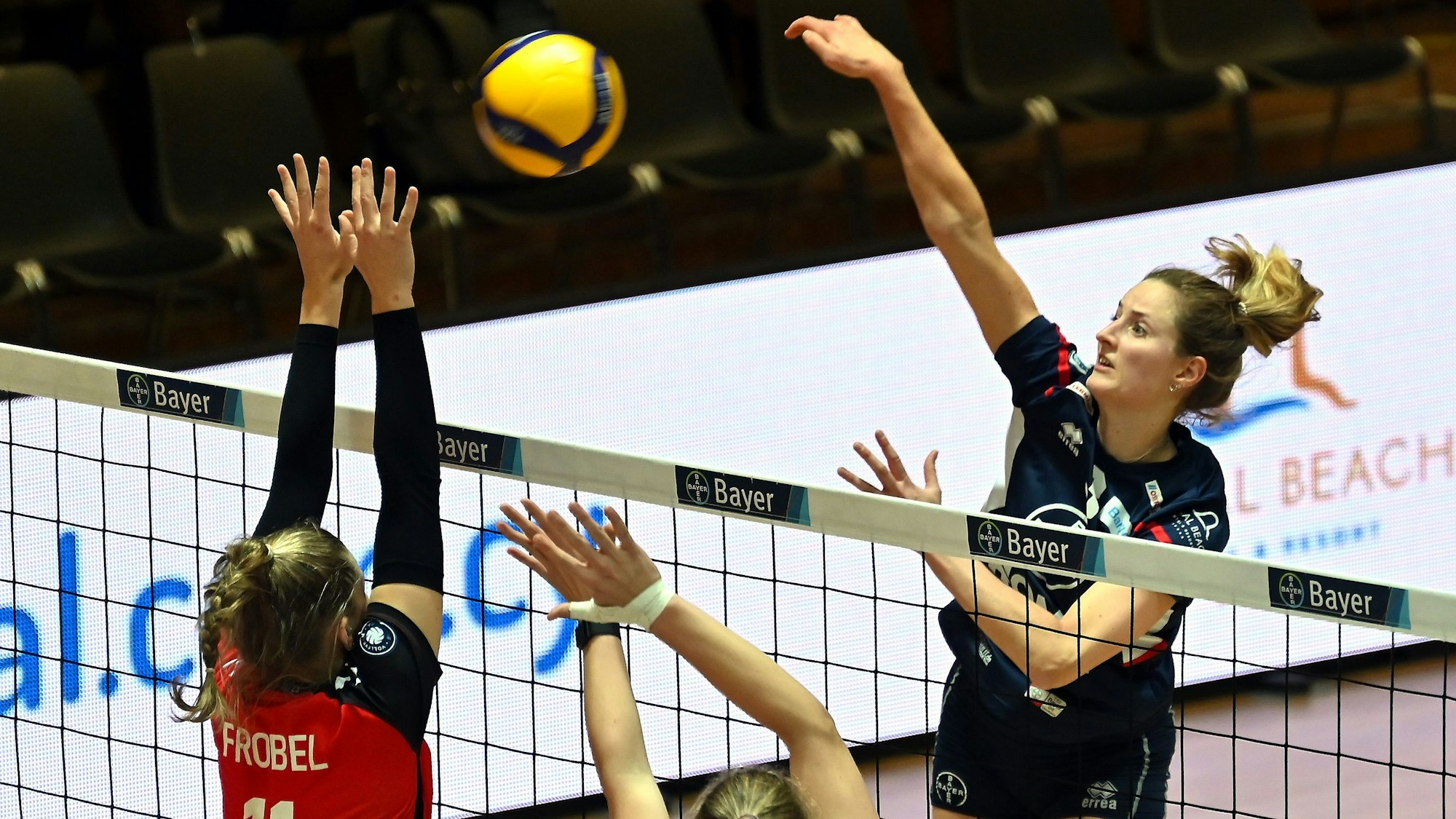 21.10.2023, Volleyball-Bayer Volleys - Hamburg
rechts: Sarah Overländer (Bayer)
Foto: Uli Herhaus