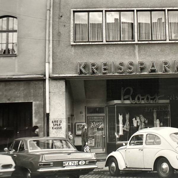 Auf dem Foto aus dem Jahr 1966 ist ein Gebäude am Brühler Markt zu sehen, vor dem damals noch Autos parken durften.
