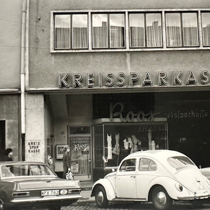 Auf dem Foto aus dem Jahr 1966 ist ein Gebäude am Brühler Markt zu sehen, vor dem damals noch Autos parken durften.