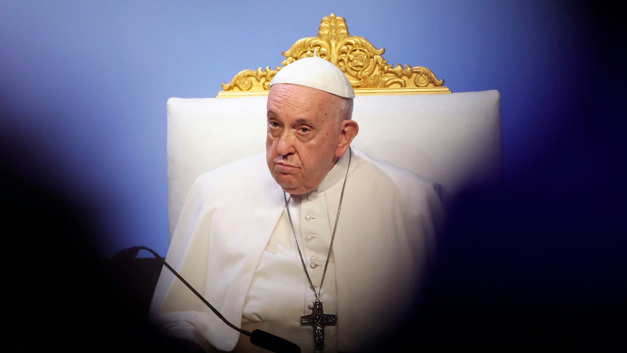 23.09.2023, Frankreich, Marseille: Papst Franziskus nimmt an der letzten Sitzung der «Rencontres méditerranéennes» im Palais du Pharo teil. Papst Franziskus hat mit Blick auf die Migration von Afrika über das Mittelmeer nach Europa vor Abschottung und Panikmache gewarnt. Foto: Sebastien Nogier/EPA POOL/AP/dpa +++ dpa-Bildfunk +++