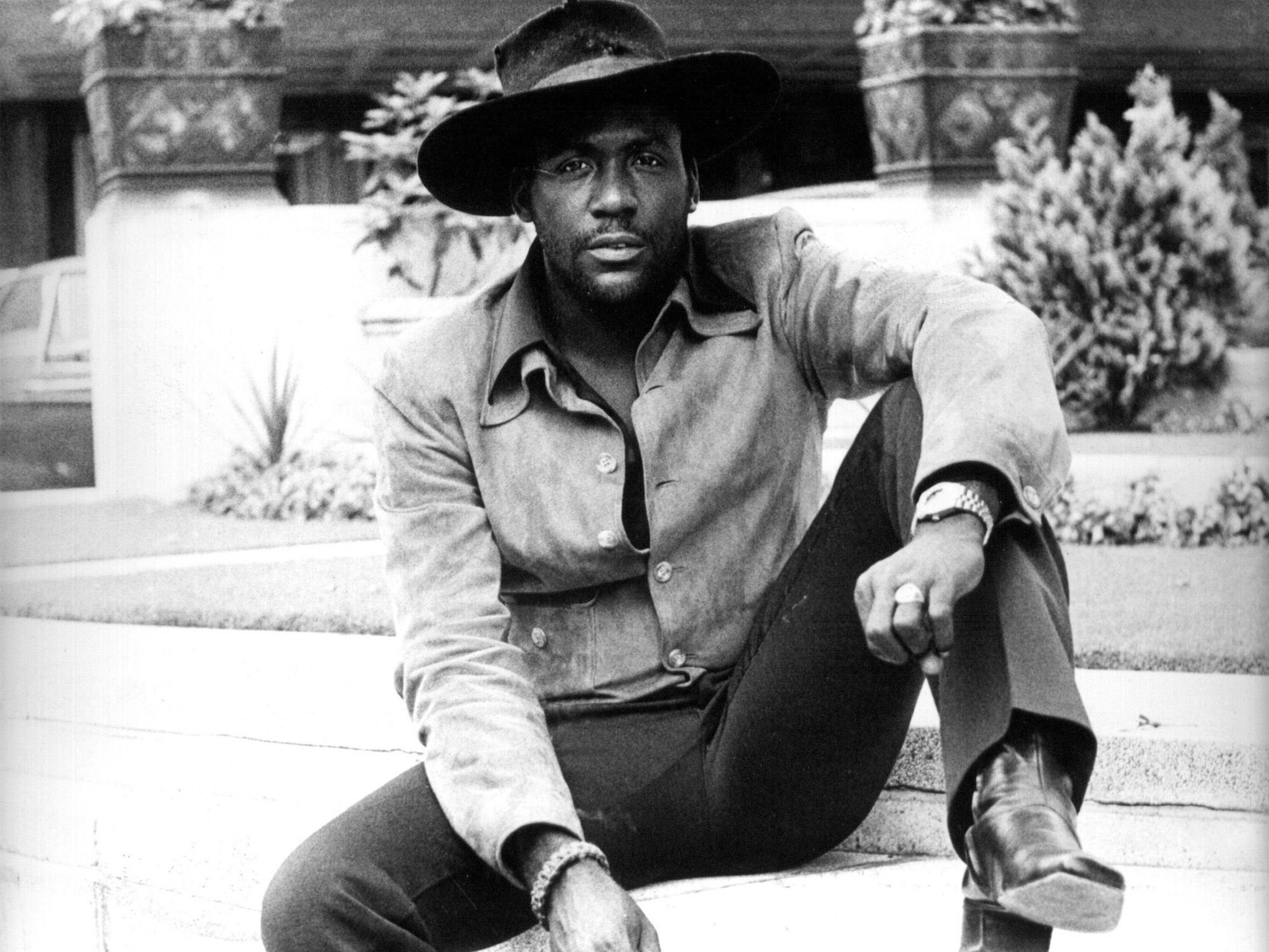 Richard Roundtree in lässiger Pose.